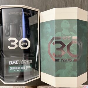 UFC 30TH ANNIVERSARY GLOVE - MED LIMITED EDITION